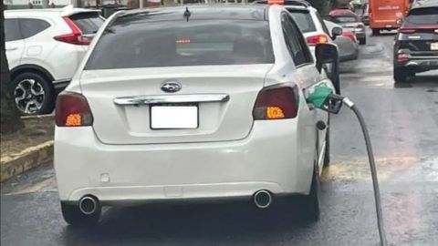 Automovilista arranca manguera de gasolinera para no pagar