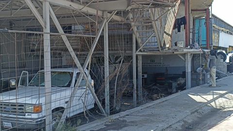 Accidente en Bulevar Lázaro Cárdenas deja un comercio afectado