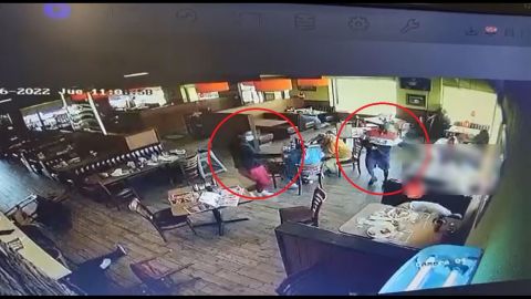 FUERTES IMÁGENES: Captan momento exacto en que matan a 4 en un restaurante
