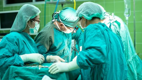 Hospital hace por 'error' vasectomía a niño que requería operación de una hernia