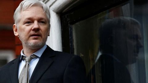 Assange, fundador de WikiLeaks, promete combatir extradición de Reino Unido a EU