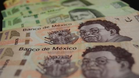 Peso mexicano cae nuevamente por recesión, perfila pérdida semanal