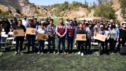 Hacen entrega de más de 100 laptops para estudiantes universitarios de Tijuana