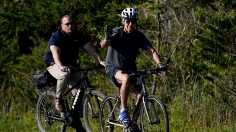 Presidente EEUU Biden cae de bicicleta durante paseo, pero sale ileso