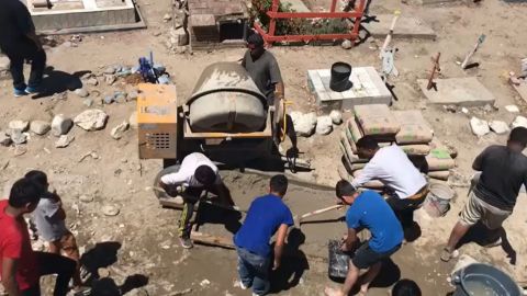 VIDEO: Migrantes le entran a la ‘talacha’; construyen albergue en Tijuana
