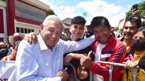 AMLO bromea que porque “ya estoy chocheando” entregará la Presidencia en 2024