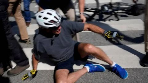 VIDEO: Joe Biden sufre caída de su bicicleta tras paseo en la playa