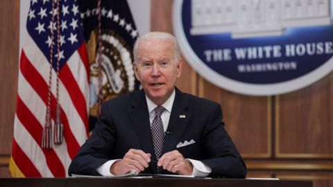 Biden dice que podría decidir sobre impuesto a la gasolina al final de la semana