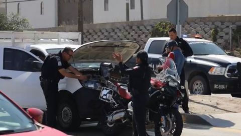 Motociclista choca y lo amenazan con arma ‘fake’