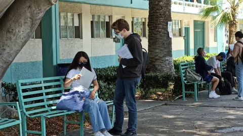 Preparatoria Federal Lázaro Cárdenas insiste en que alumnos usen cubrebocas