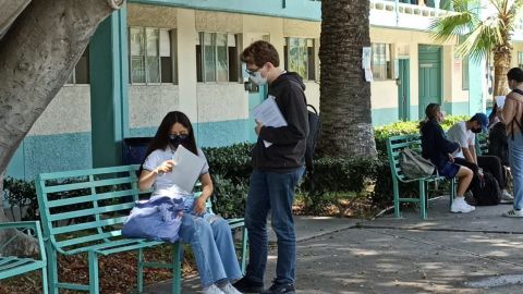 Preparatoria Federal Lázaro Cárdenas insiste en que alumnos usen cubrebocas