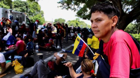 Venezolanos ''atrapados'' en México, emprenden nueva caravana a EE.UU.