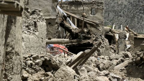 Afganistán pide ayuda para sobrevivientes de terremoto, réplicas matan a cinco