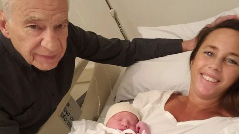 Logró ser padre a sus 83 años y se graba a diario para que su hijo lo recuerde