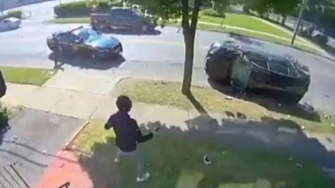VIDEO: Hombre presencia persecución policial en la puerta de su casa