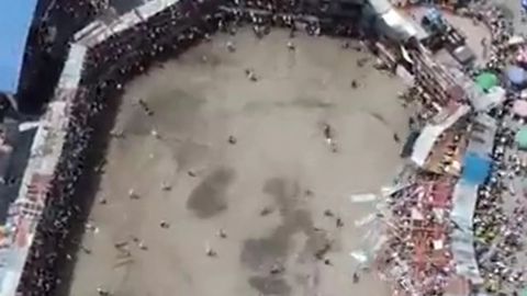 VIDEO. Se desploman gradas en plaza de toros de Colombia; reportan 5 muertos