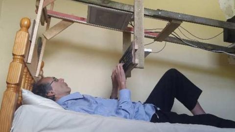 Hombre construyó la base perfecta para trabajar desde la comodidad de su cama