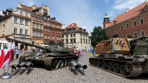 Tanques rusos destrozados se exhiben en Varsovia