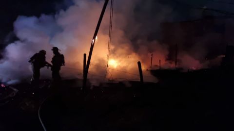 Familias pierden sus viviendas tras incendio en Tijuana