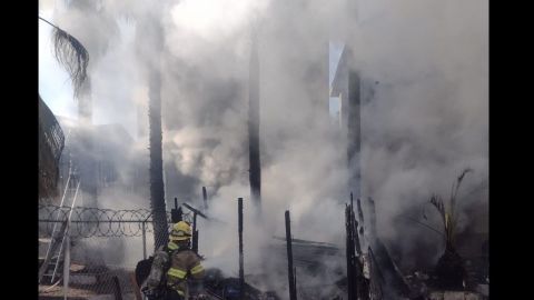 Se incendia edificio departamental en Tijuana