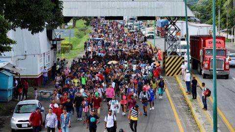 Caravana de migrantes sale del sur de México a EEUU tras tragedia en Texas