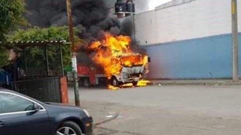 Criminales incendian vehículos en Uruapan y bloquean carretera en Nuevo San Juan