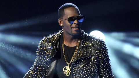 Vigilan en la cárcel al rapero R. Kelly por riesgo de su¡c¡d¡o