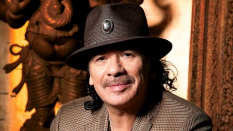 Piden orar por Carlos Santana tras desvanecimiento en concierto