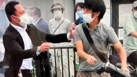 Hallan explosivos y pistolas en casa del atacante del exprimer ministro japonés