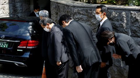 El cuerpo de Shinzo Abe regresa a Tokio; lloran al exgobernante asesinado