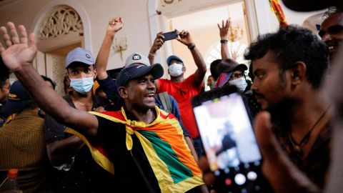 Tras protestas, presidente de Sri Lanka acepta dimitir y huye del país