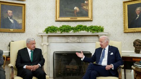 Biden califica migración de "desafío hemisférico" en reunión con AMLO