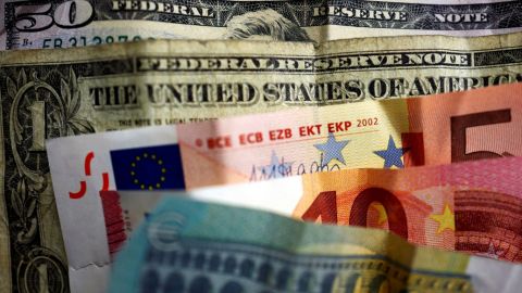 Euro cae por debajo de la paridad frente al dólar por primera vez en dos décadas