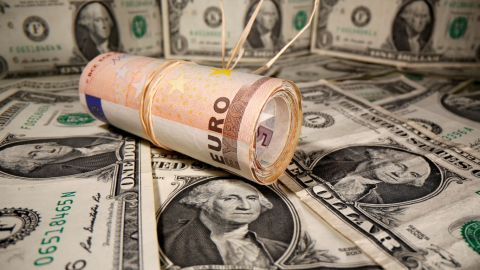 Euro vuelve a superar la paridad, dólar cae tras el aumento de la inflación