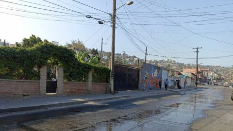 Insoportable olor en colonia de Tijuana, se desbordan aguas negras