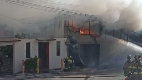 Consume fuerte incendio una bodega en Tijuana