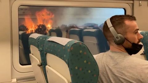 VIDEO: Pasajeros de tren viven momento de pánico; se detiene frente a incendios