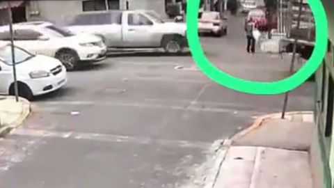 VIDEO: Camioneta embiste a exceso de velocidad a abuelita