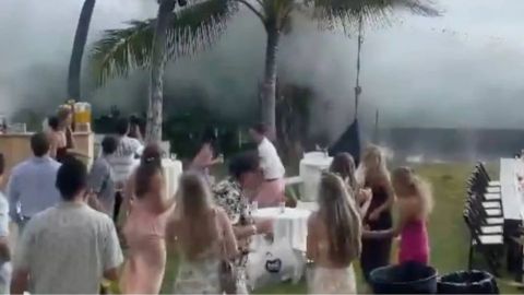 Olas gigantes detuvieron una boda en Hawái
