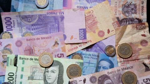 Peso mexicano avanza mientras bolsa, con la mirada en los reportes 2T y Europa