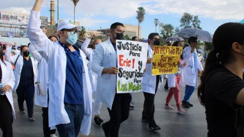 'Ni una bata menos': médicos marchan por justicia en asesinato de pasante