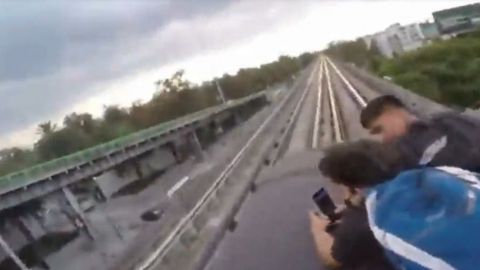 VIDEO: Jóvenes se suben al techo de convoy del metro de CDMX y graban recorrido