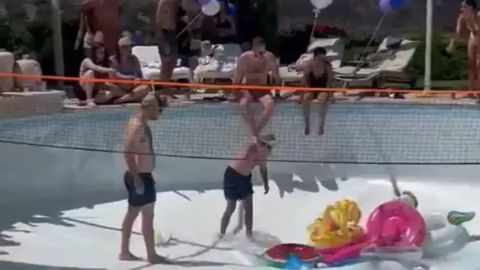 Durante fiesta, cráter se traga a dos personas en una piscina y deja un muerto
