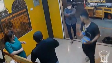 VIDEO. Policía se enfrenta a ladrón que quiso asaltar local y lo deja tirado