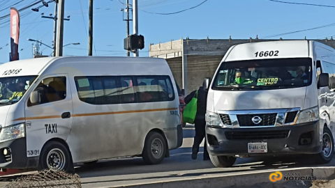 Taxistas colocan bancos en unidades para subir más usuarios