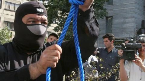 Irán lleva a cabo su primera ejecución pública en dos años
