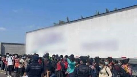 Rescatan a 300 migrantes abandonados dentro de un tráiler en plena carretera
