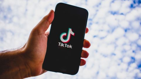 TikTok introduce traducciones de subtítulos, descripciones y stickers de texto