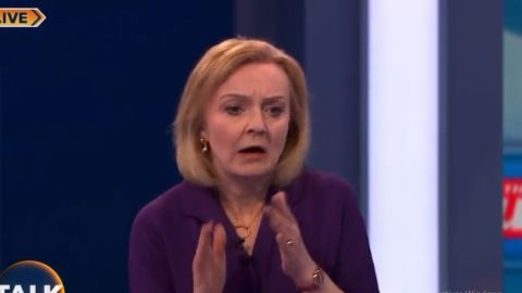 Presentadora se desmaya en vivo durante el debate de Reino Unido