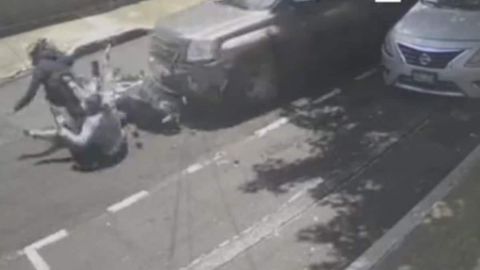 Conductor de camioneta atropella a ladrones que le robaron 100 mil pesos